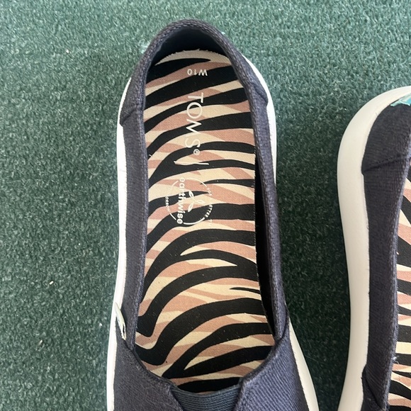 New TOMS Women's shoes sz 10 Black Slip-On Loafers soft cushioned lining - Picture 4 of 9